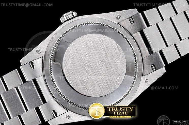 0513 RDD0220E – DayDate 36mm Functional 700